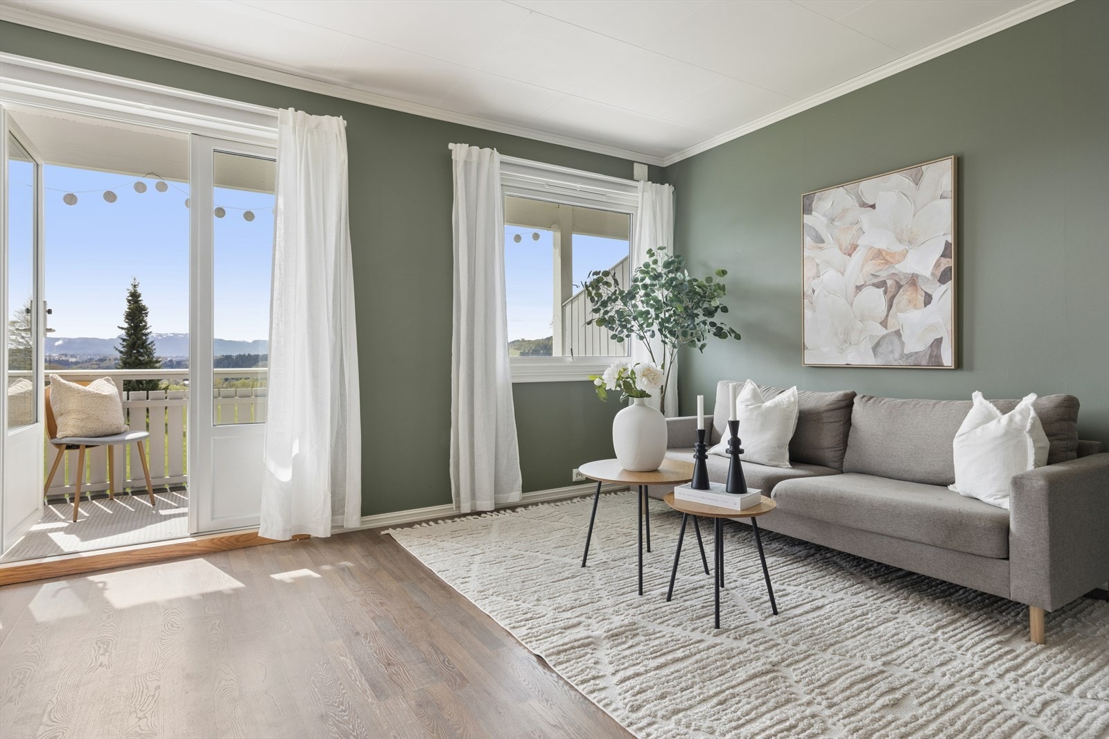 Balkongdør og vinduer med 3-lags glass fra 2009 slipper inn rikelig med dagslys. Galleribilde