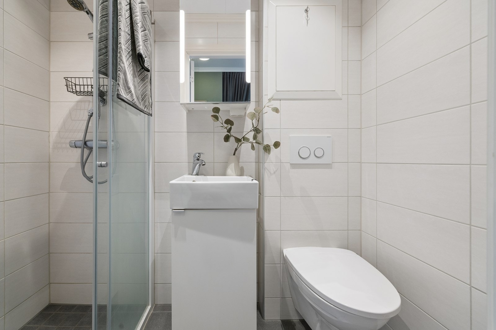 Badet ble oppgradert i 2015 og har flislagt gulv med elektrisk gulvvarme. Galleribilde