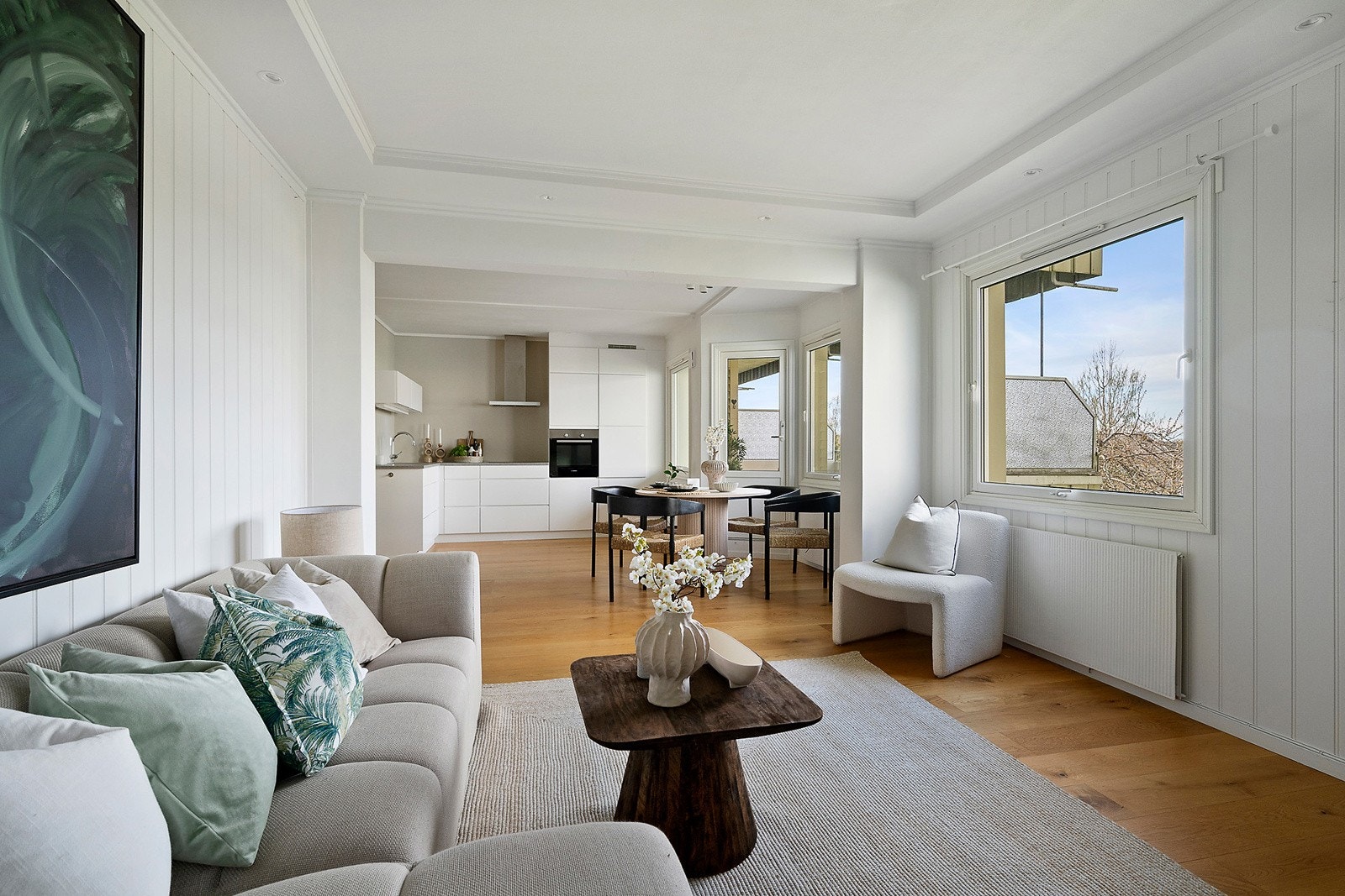 Downlights i lyskasse langs 3 vegger i stuen. Galleribilde