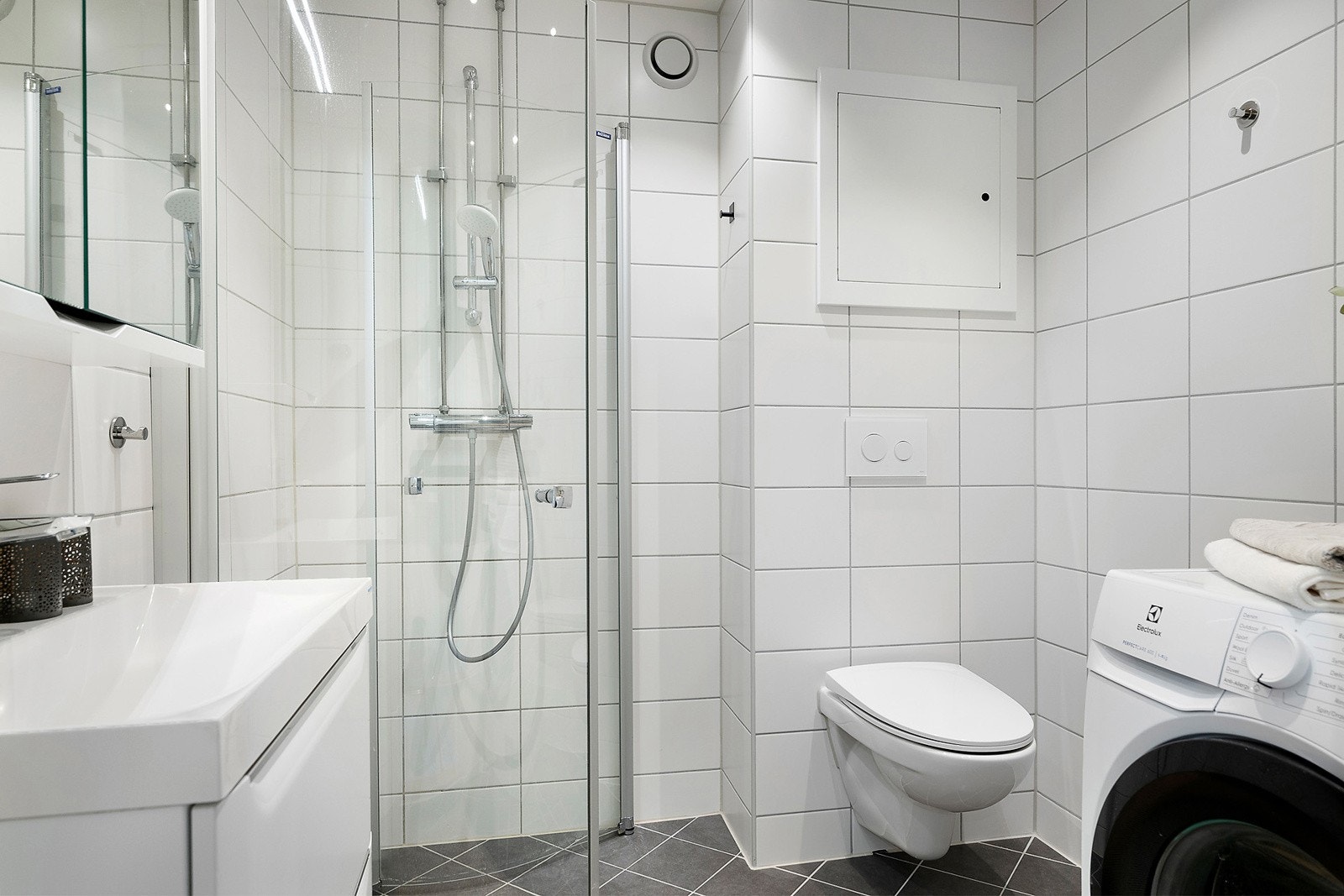 Bad med gulvvarme og downlights, totalrehabilitert i regi av borettslaget i 2017 - 2019. Galleribilde