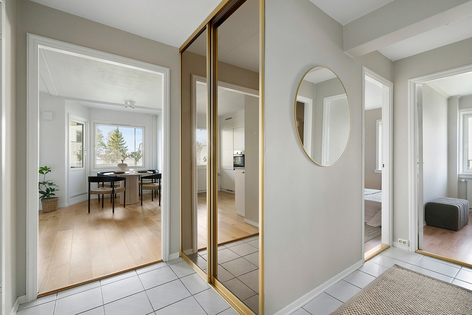Entré med skyvedørsgarderobe Galleribilde