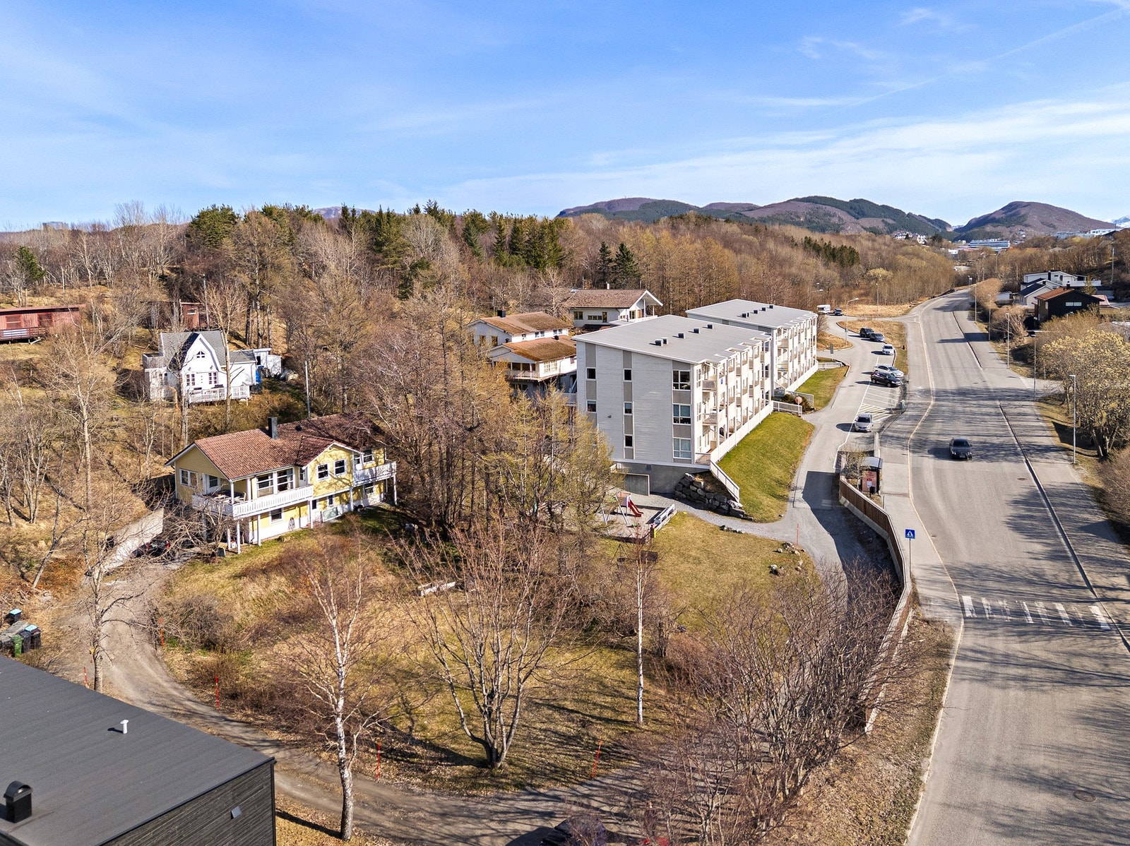 Eiendommen har flere uteplasser, inkludert to altaner og en terrasse ved inngangspartiet. Galleribilde