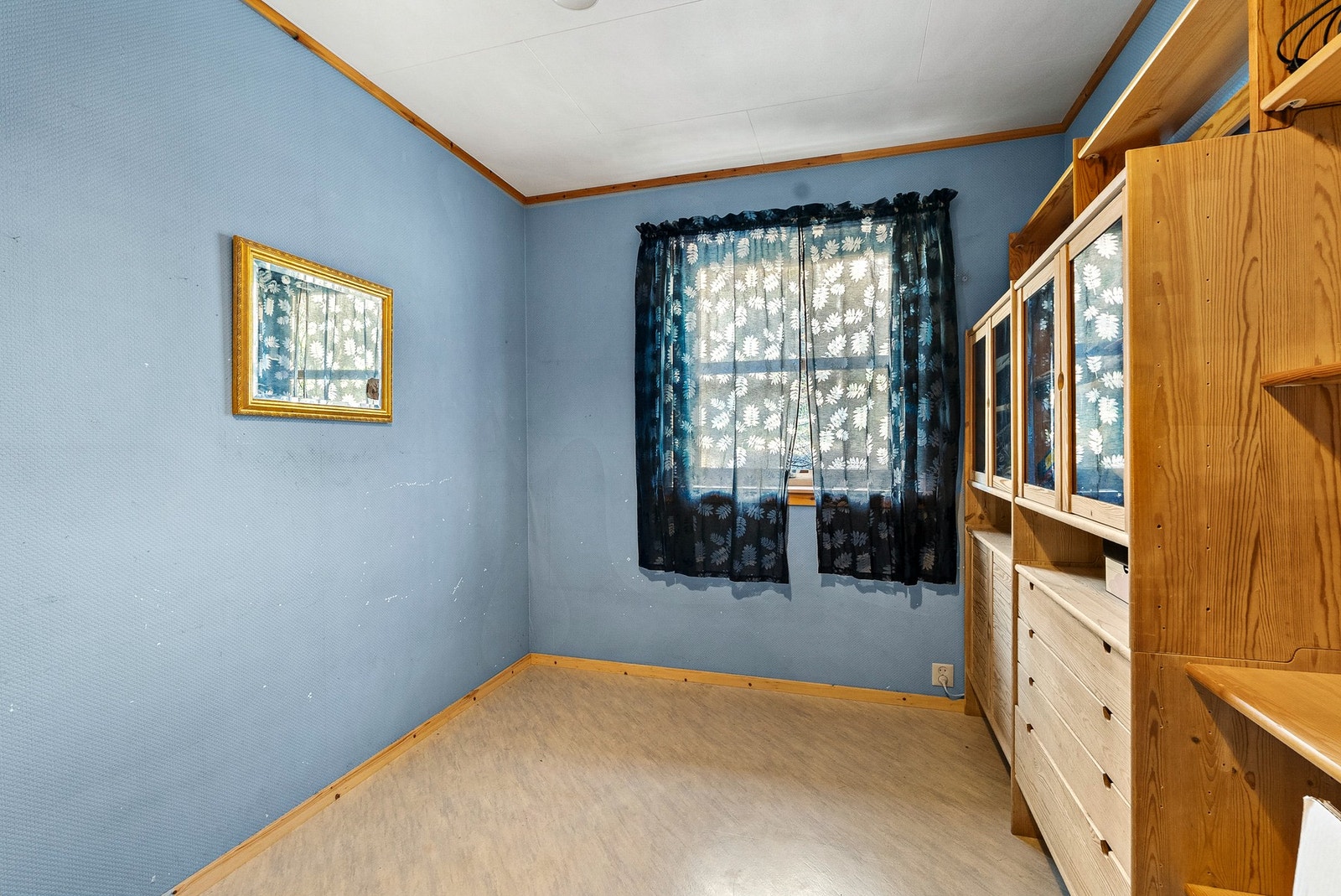 Det andre soverommet i etasjen har plass til seng og oppbevaring. Galleribilde