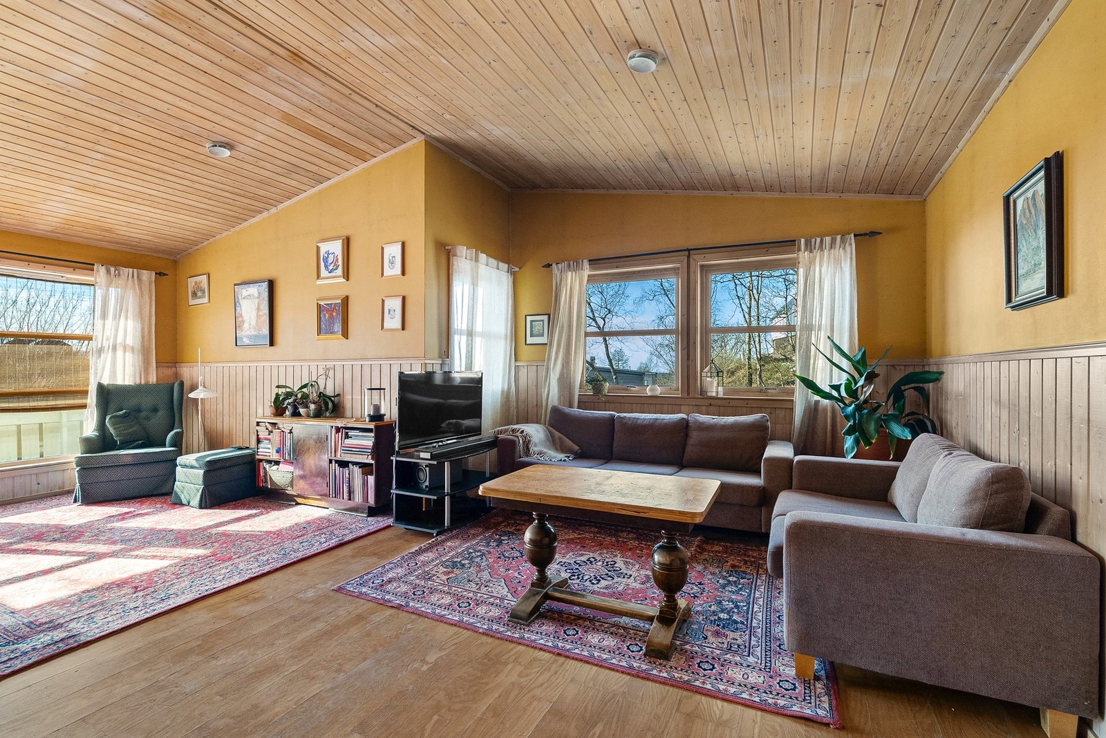 Romslig stue med parkettgulv og god plass til sofagruppe. Galleribilde