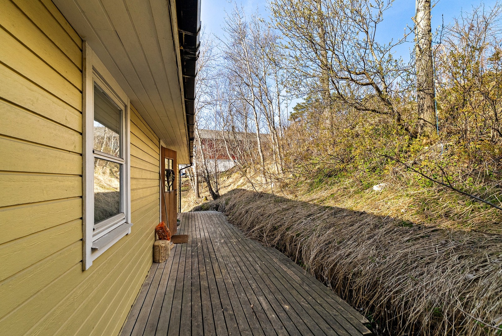 Terrassen strekker seg langs baksiden av huset og gir adkomst til hovedinngangen. Galleribilde