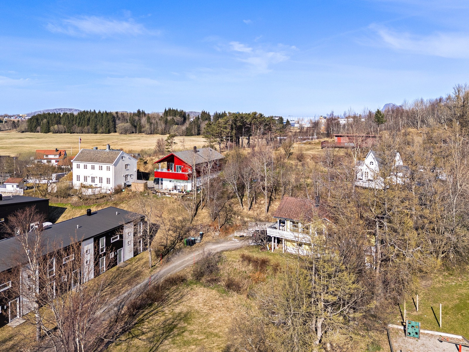Eiendommen ligger i et etablert boligområde med nærhet til turområder. Galleribilde