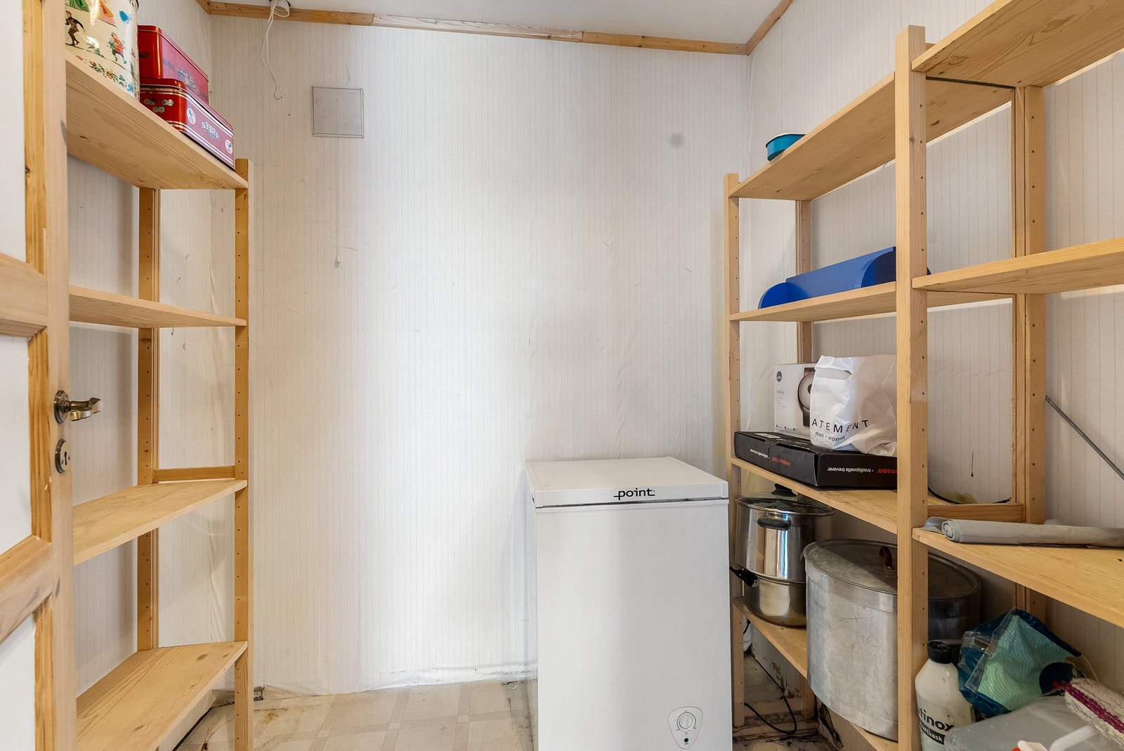 Boligen har totalt tre boder i underetasjen, som gir rikelig med lagringsplass. Galleribilde