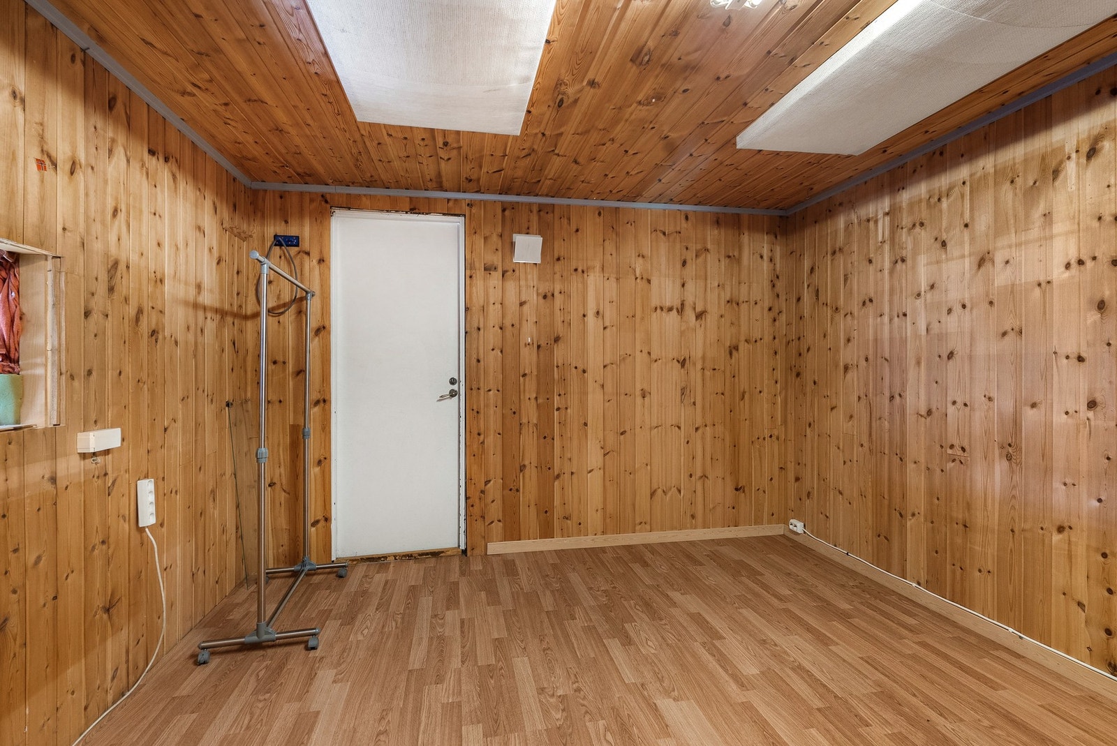 Innredet rom i underetasjen med panel på veggene. Galleribilde