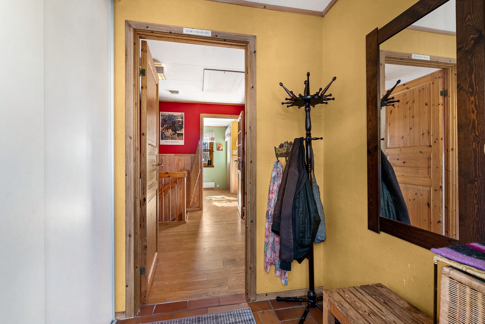 Vindfanget har flislagt gulv med gulvvarme og en praktisk skyvedørsgarderobe. Galleribilde