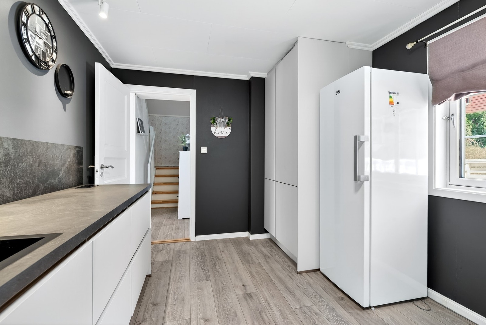 Det er også plass til spisebord og stoler på kjøkkenet. Innebygd kjøleskap/frys i skapseksjon. Galleribilde
