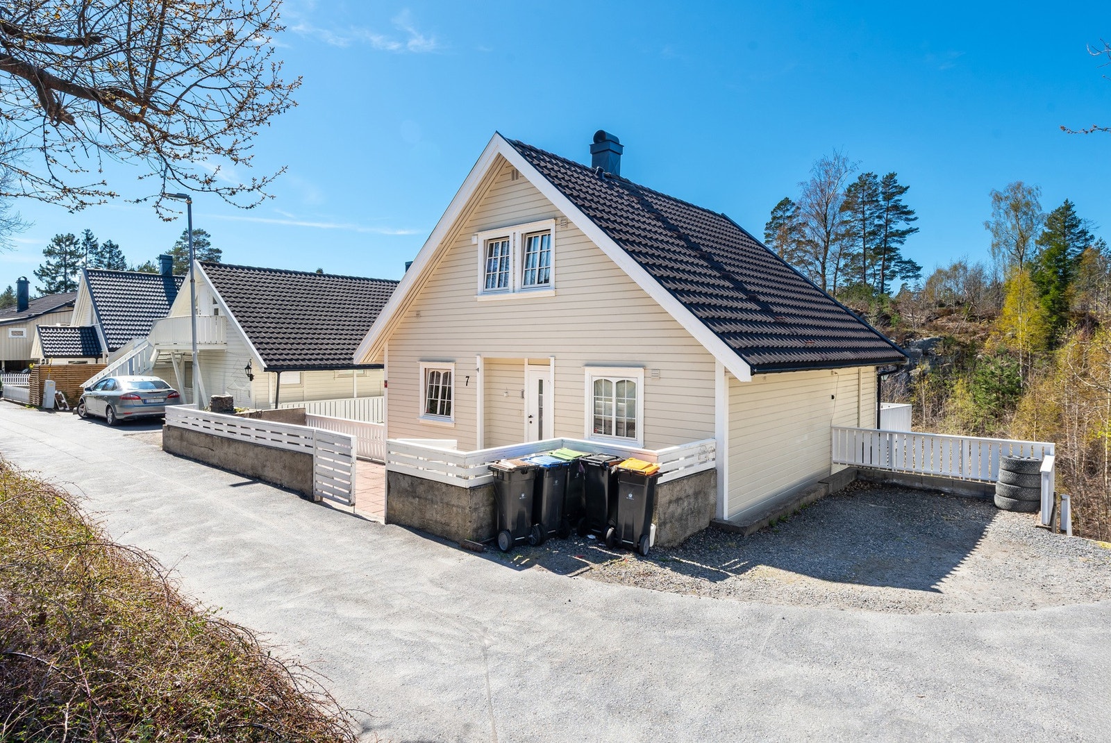 Boligen byr på uteplasser på begge sider, perfekt for å nyte solen fra morgen til kveld. Praktisk gruset parkering rett utenfor, og en pent opparbeidet tomt som er godt utnyttet rundt hele huset. Galleribilde