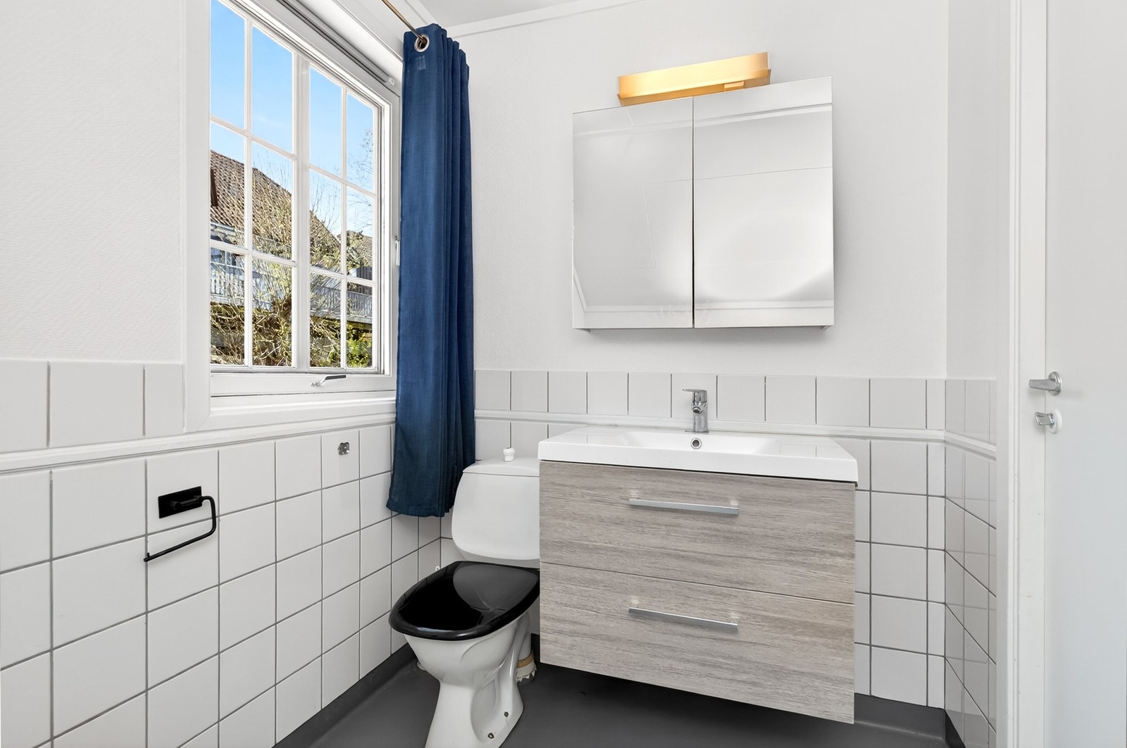 Badet i loftsetasjen. Her er det montert badekar. Galleribilde
