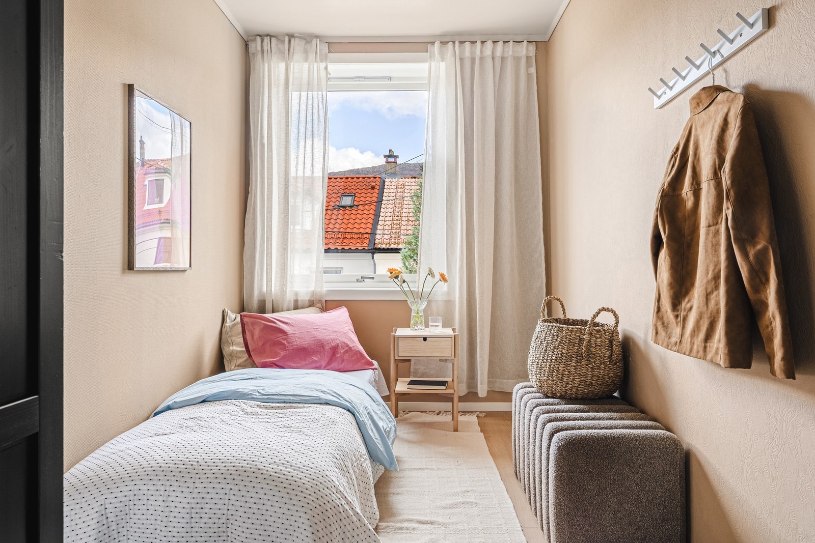 Soverom 2 er også av god størrelse med lune og hyggelige farger, samt god plass til seng og oppbevaring. Galleribilde