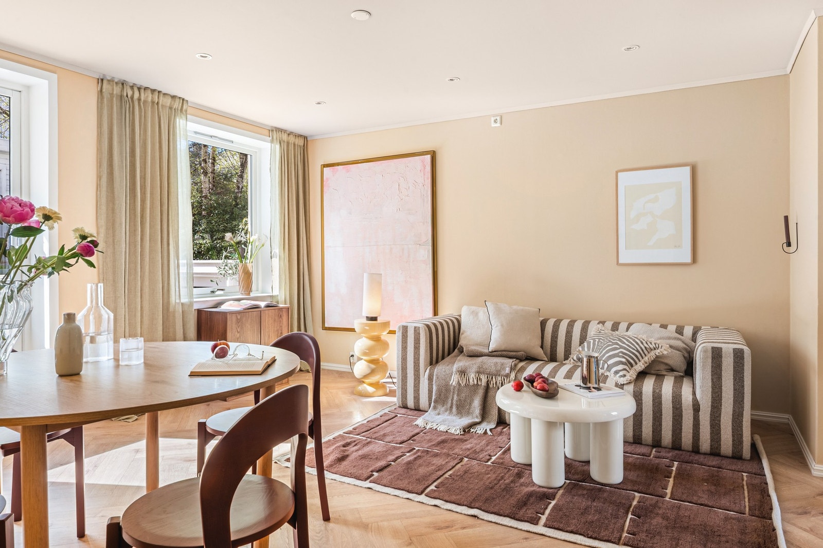 Velkommen inn! Leiligheten ligger i en høy 1. etg uten innsyn fra gateplan. Galleribilde