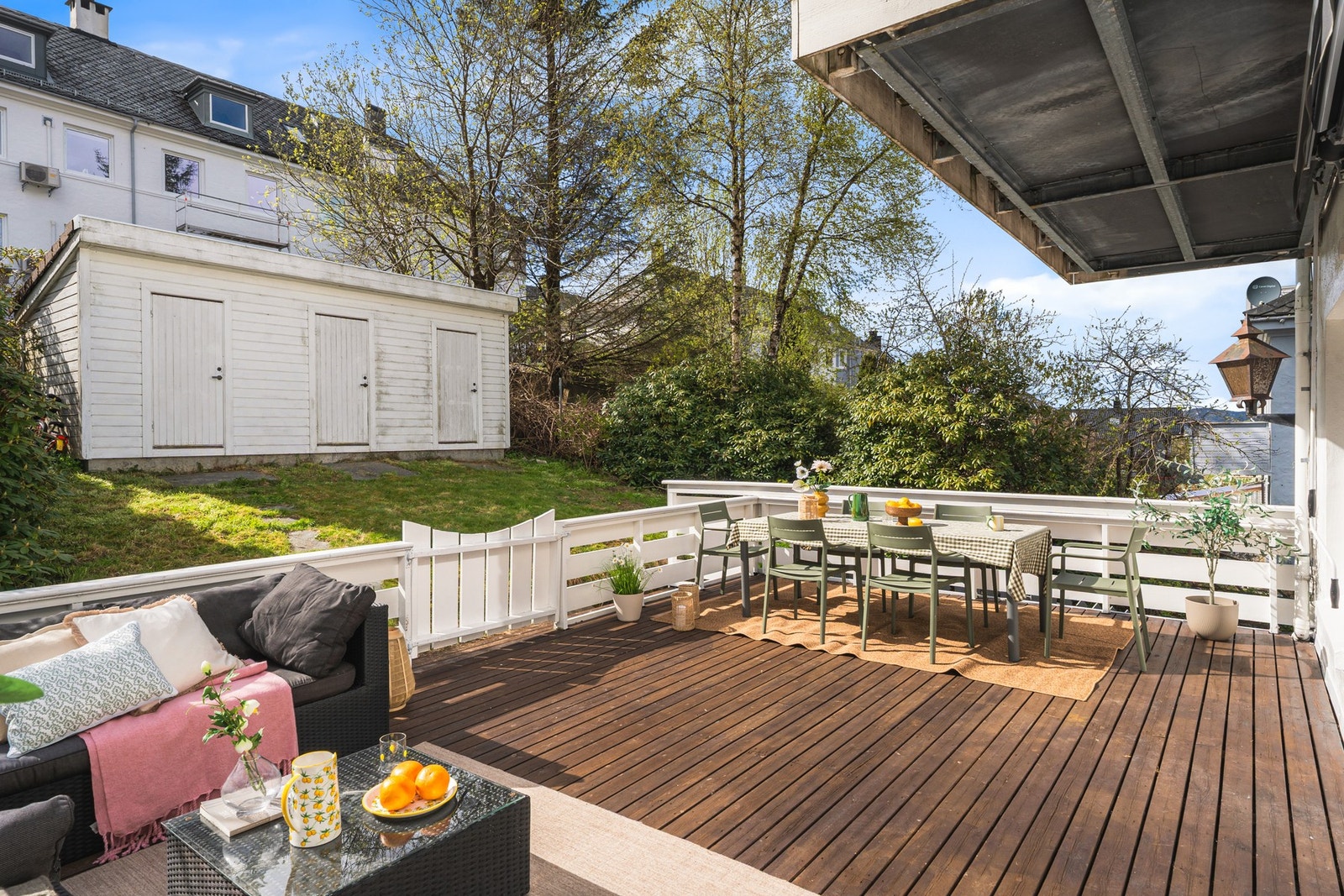 En sjeldent stor terrasse med skjermet beliggenhet og en felles hage som blomstrer vakkert på sommerstid. Galleribilde