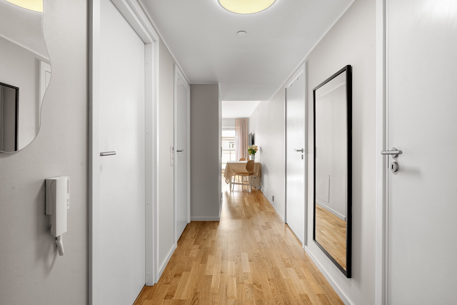 Leiligheten framstår moderne med lyse farger og fine materialvalg.
