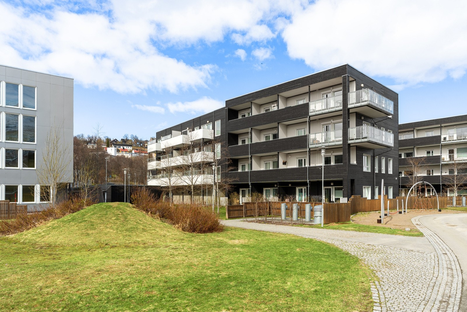 Sameiet ligger fint til på Bjerkaker og har kort vei til alt man trenger i det daglige.