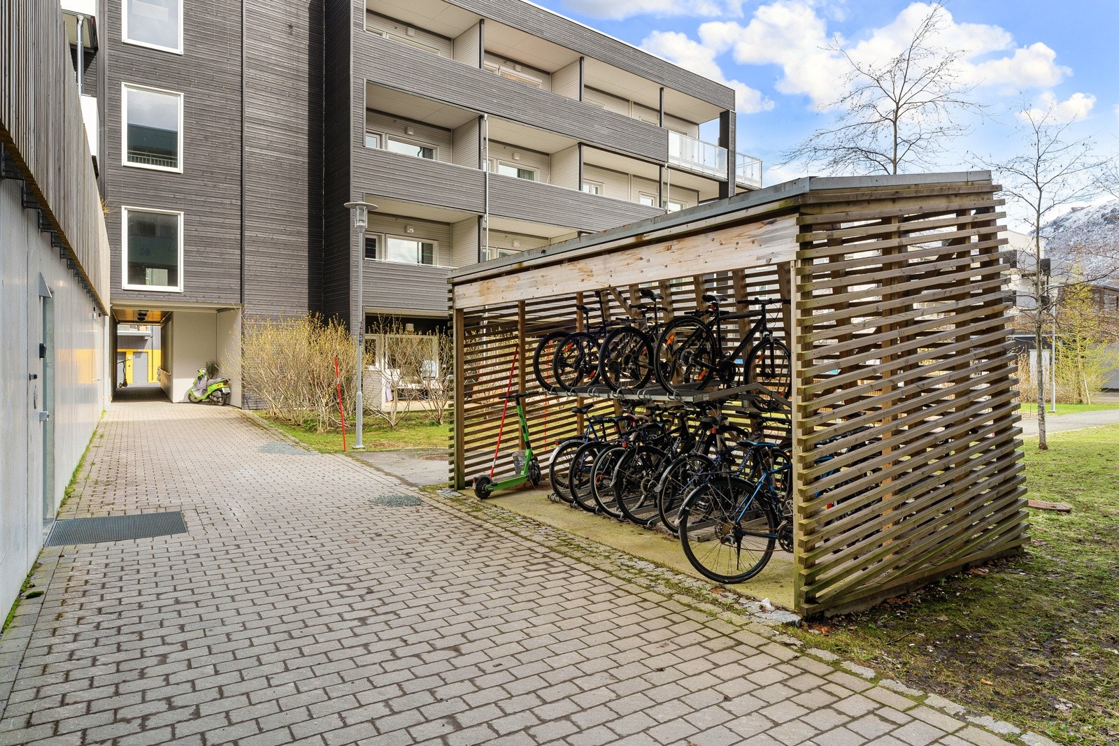 Felles sykkelparkering i sameiet.
