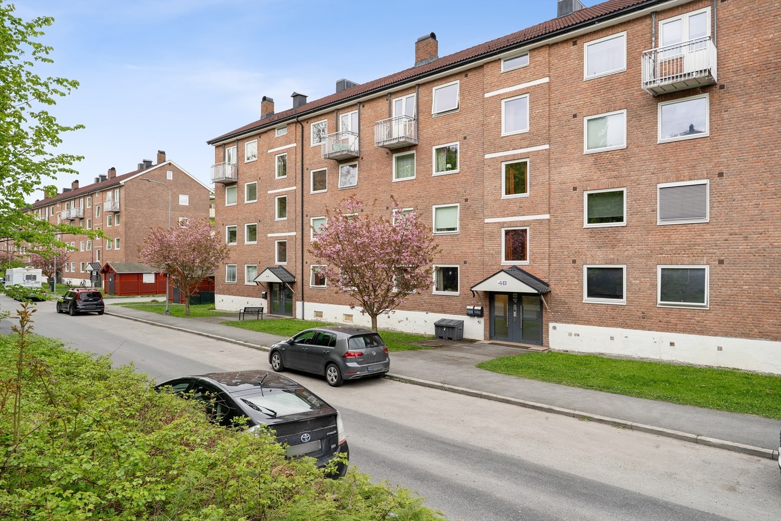 Leiligheten har bodplass i kjeller og på loft. Felles parkeringsplass. Galleribilde