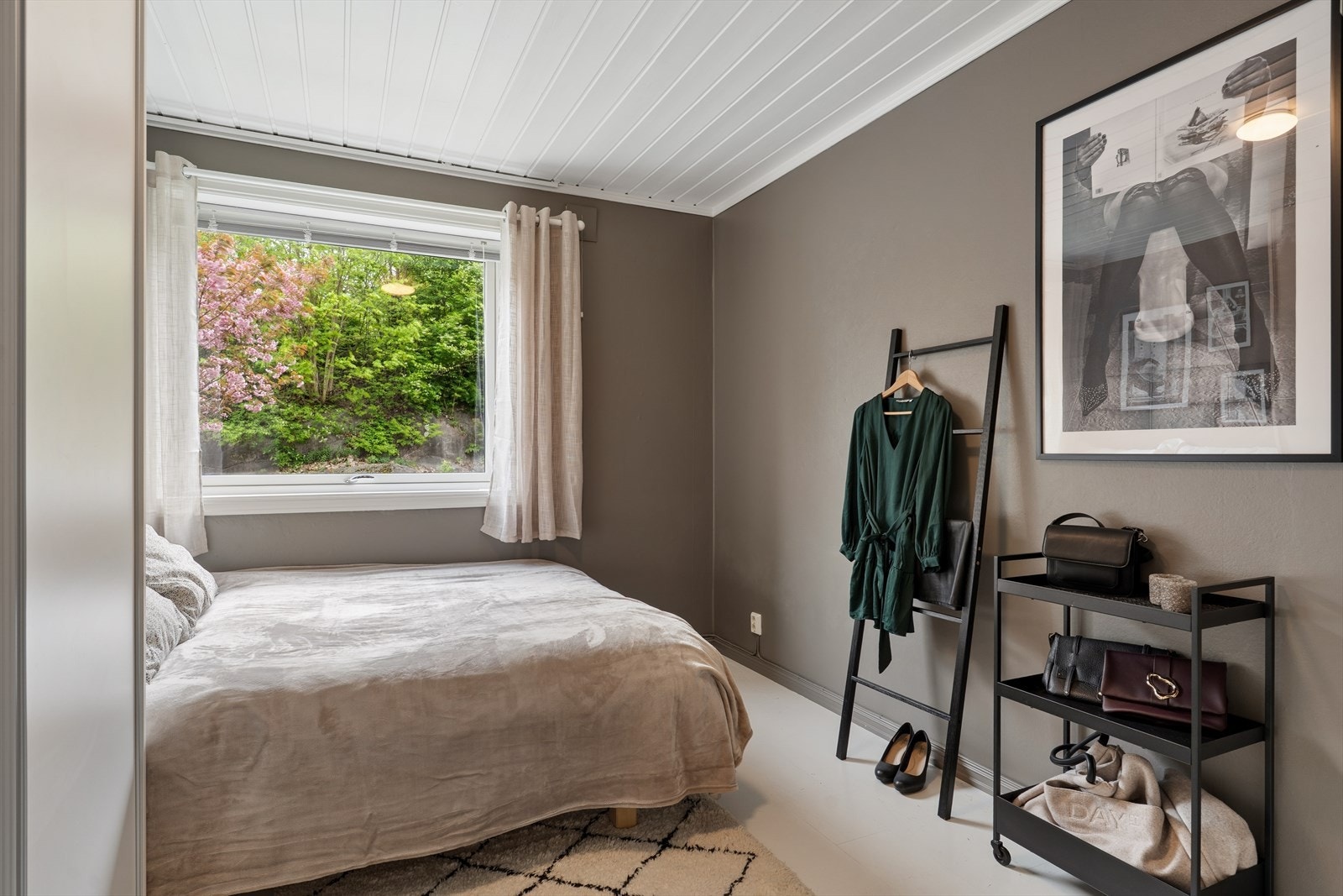 God plass for dobbeltseng og gode garderobeløsninger. Galleribilde