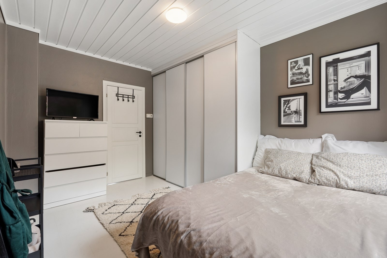 Praktisk innebygget skyvedørsgarderobe. Galleribilde
