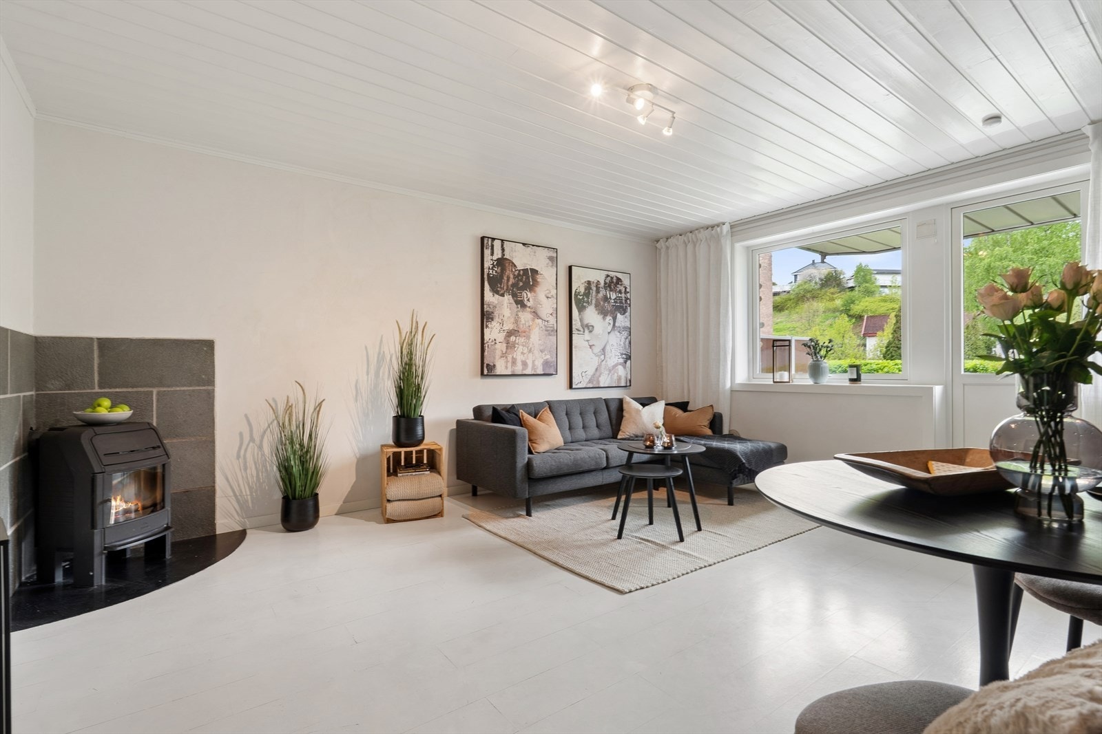 Vi beveger oss videre inn i en lys og innbydende stue. Galleribilde