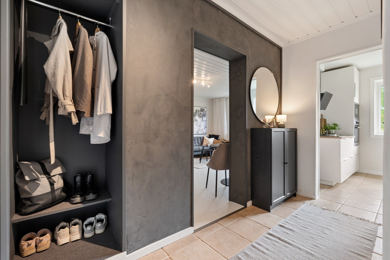 Velkommen inn! Hyggelig entré med plass for enkle garderobe- og opphengsløsninger. Galleribilde