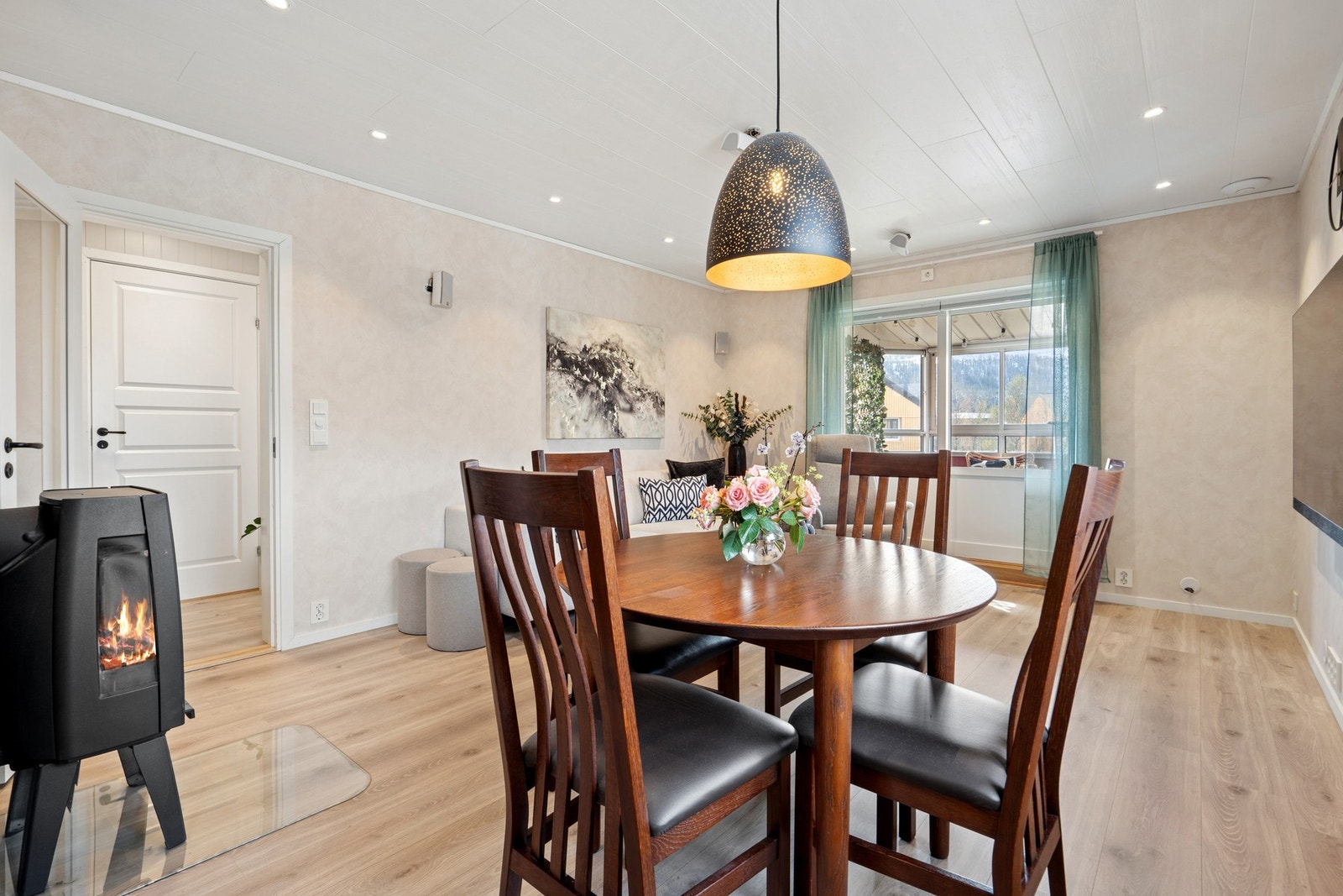 Fra stuen er det adkomst til soveromsavdelingen og utgang til den innglassede balkongen via en skyvebalkongdør. Galleribilde