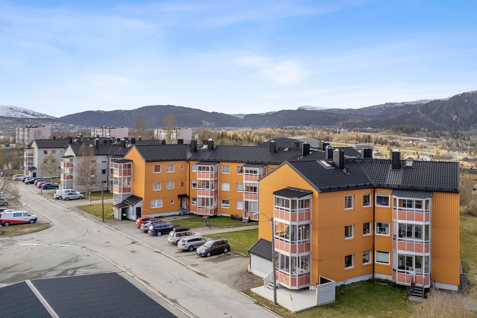 Leiligheten har en sentral beliggenhet på Langmoheia, med kort vei til Mo sentrum, skoler, barnehager og turområder i Klokkerhagen elvepark. Galleribilde