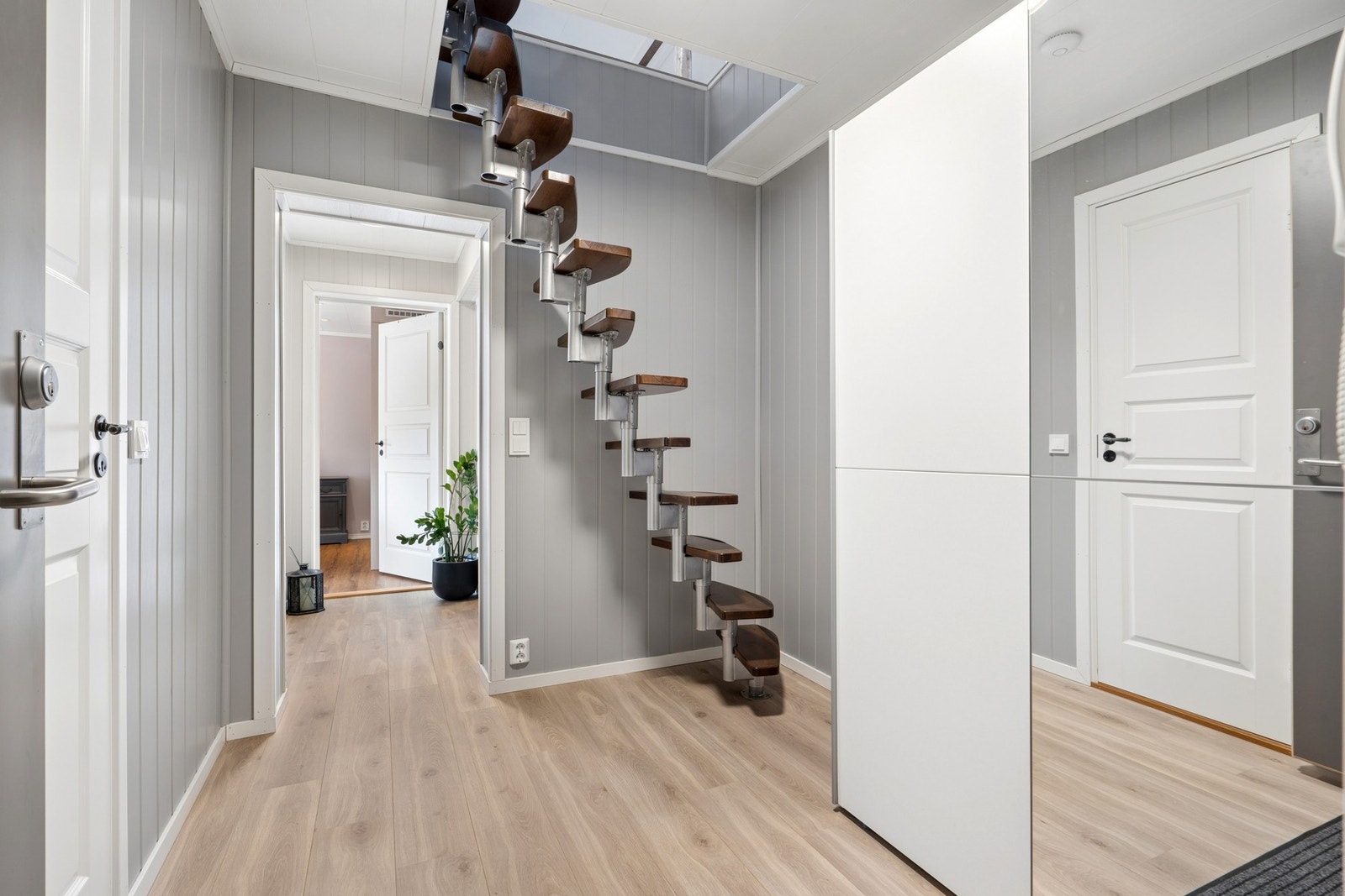 God plass til oppbevaring i gangen. Overflatene består av laminat på gulv og panelplater på vegg. Galleribilde