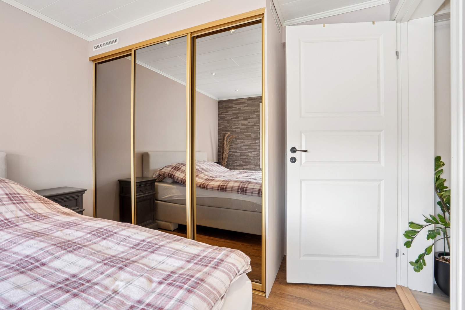 Skyvedørsgarderobe med speilfronter gir rikelig med oppbevaringsplass og bidrar til en god romfølelse. Galleribilde