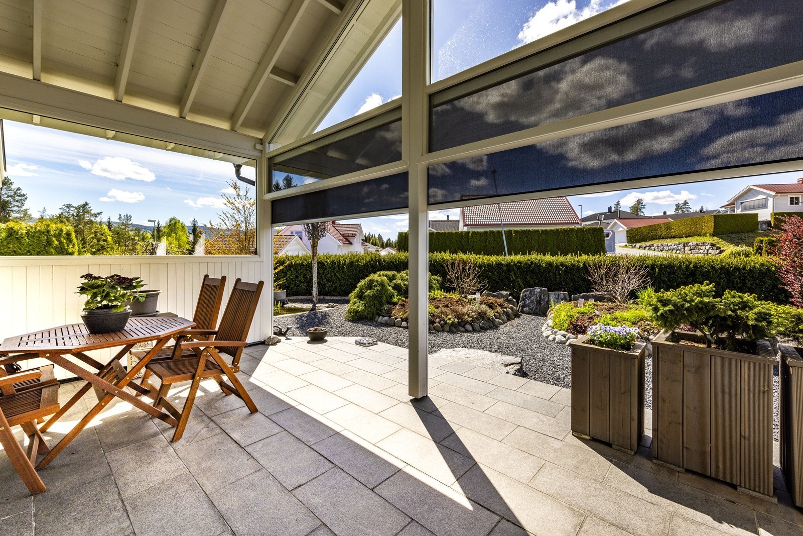 Den takoverbygde terrassen fra 2014 er belagt med solide granittfliser og har elektrisk solskjerming. Galleribilde