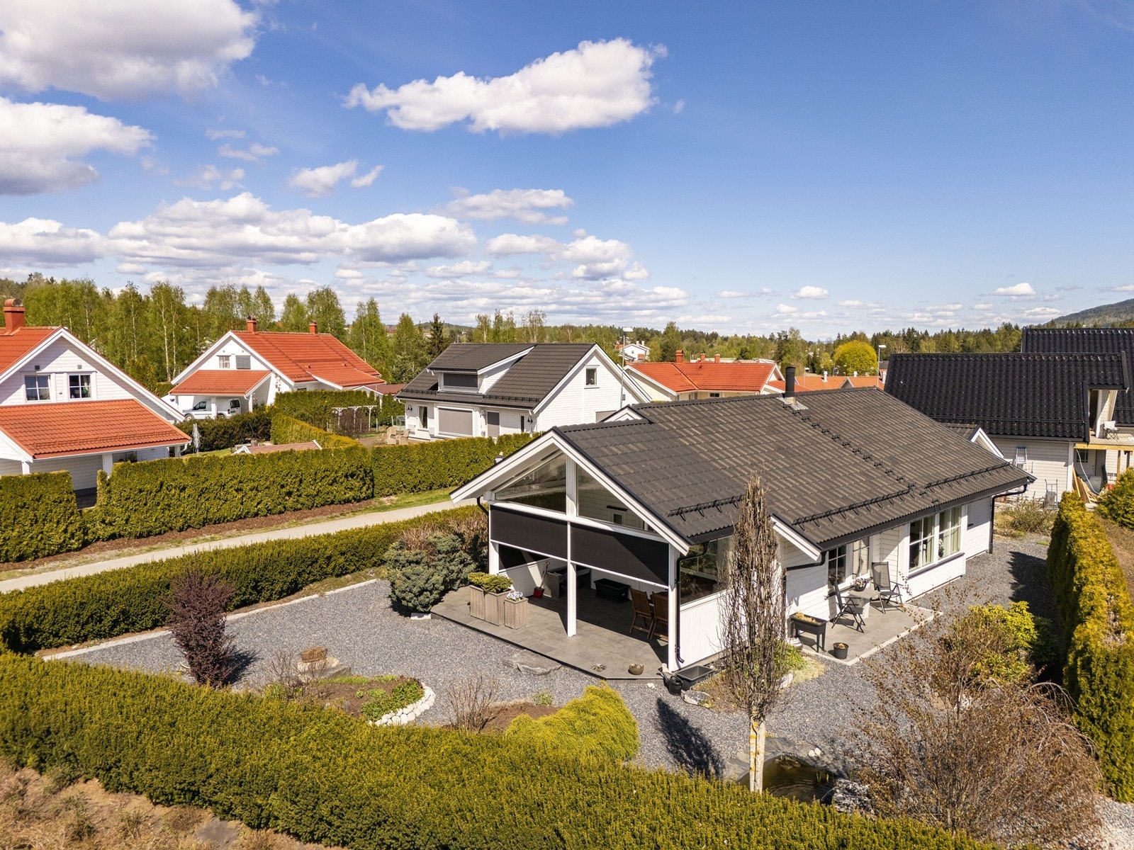 Eiendommen ligger i et rolig og etablert boligområde, hovedsakelig bestående av eneboliger/tomannsboliger. Galleribilde