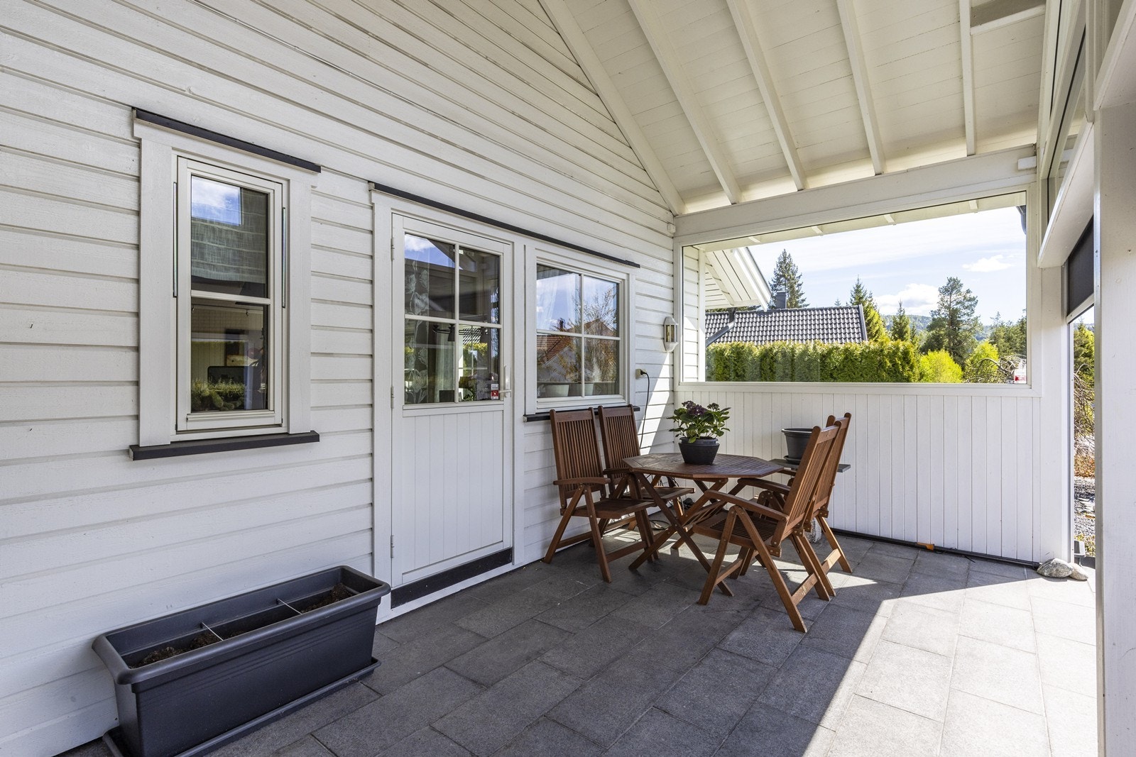 Terrassen er delvis innglasset, noe som forlenger utendørssesongen. Galleribilde