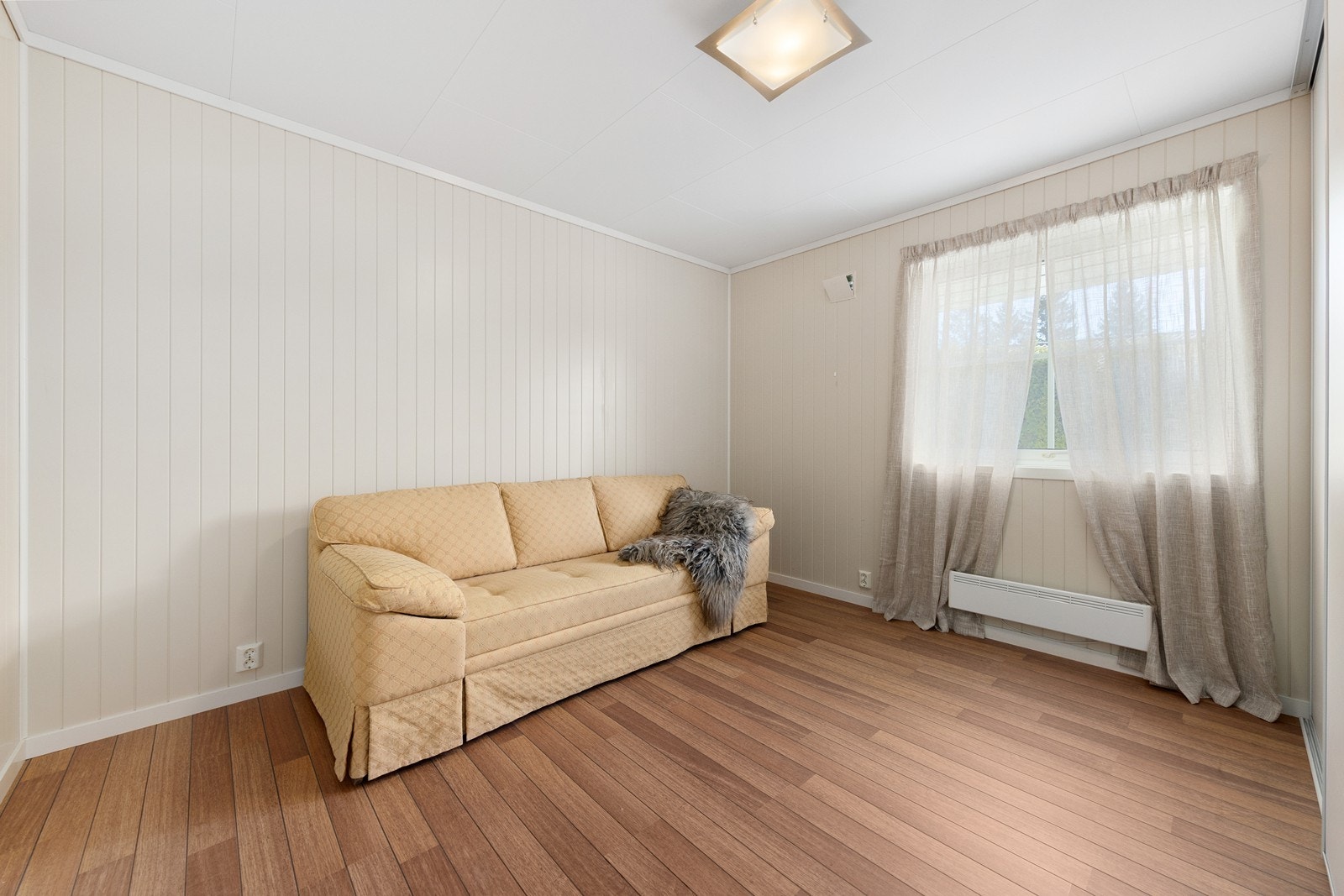 Det ene soverommet er romslig og utstyrt med skyvedørsgarderobe for effektiv oppbevaring. Galleribilde