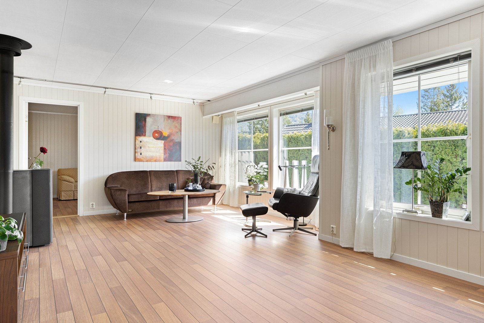 Store vindusflater gir rikelig med dagslys og utsikt mot den private hagen. Galleribilde