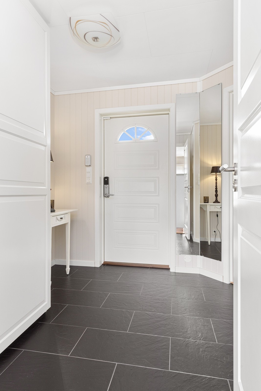 Man ønskes velkommen inn via en lys entré med gulvvarme. Galleribilde