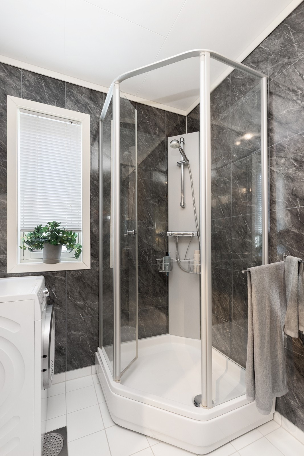 Badet er en kombinert løsning med bad/vaskerom. Galleribilde