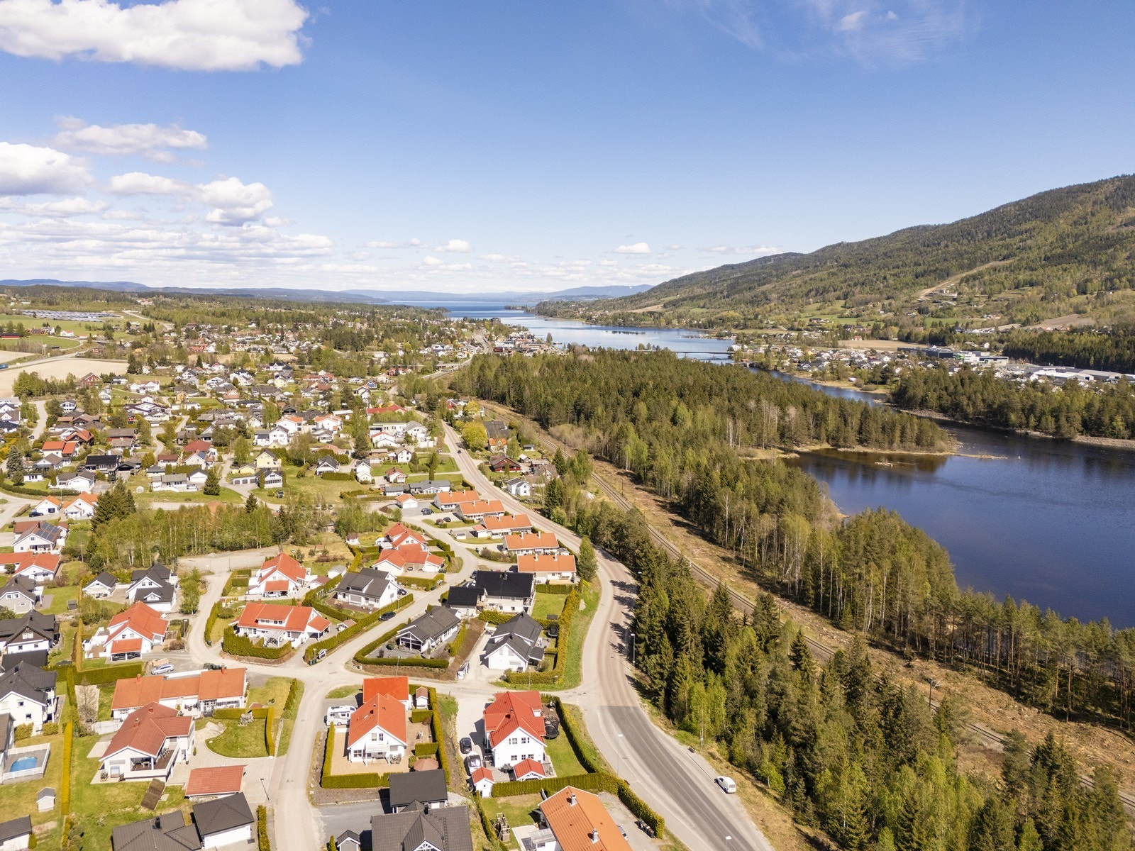 Med busstopp kun 100 meter unna er det gode forbindelser til blant annet Vikersund sentrum. Galleribilde
