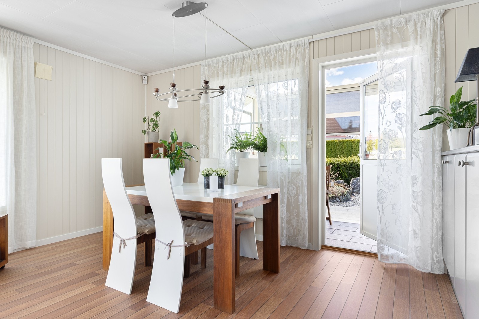 Fra spisestuen er det direkte utgang til en uteplass med granittheller og videre til hagen. Galleribilde