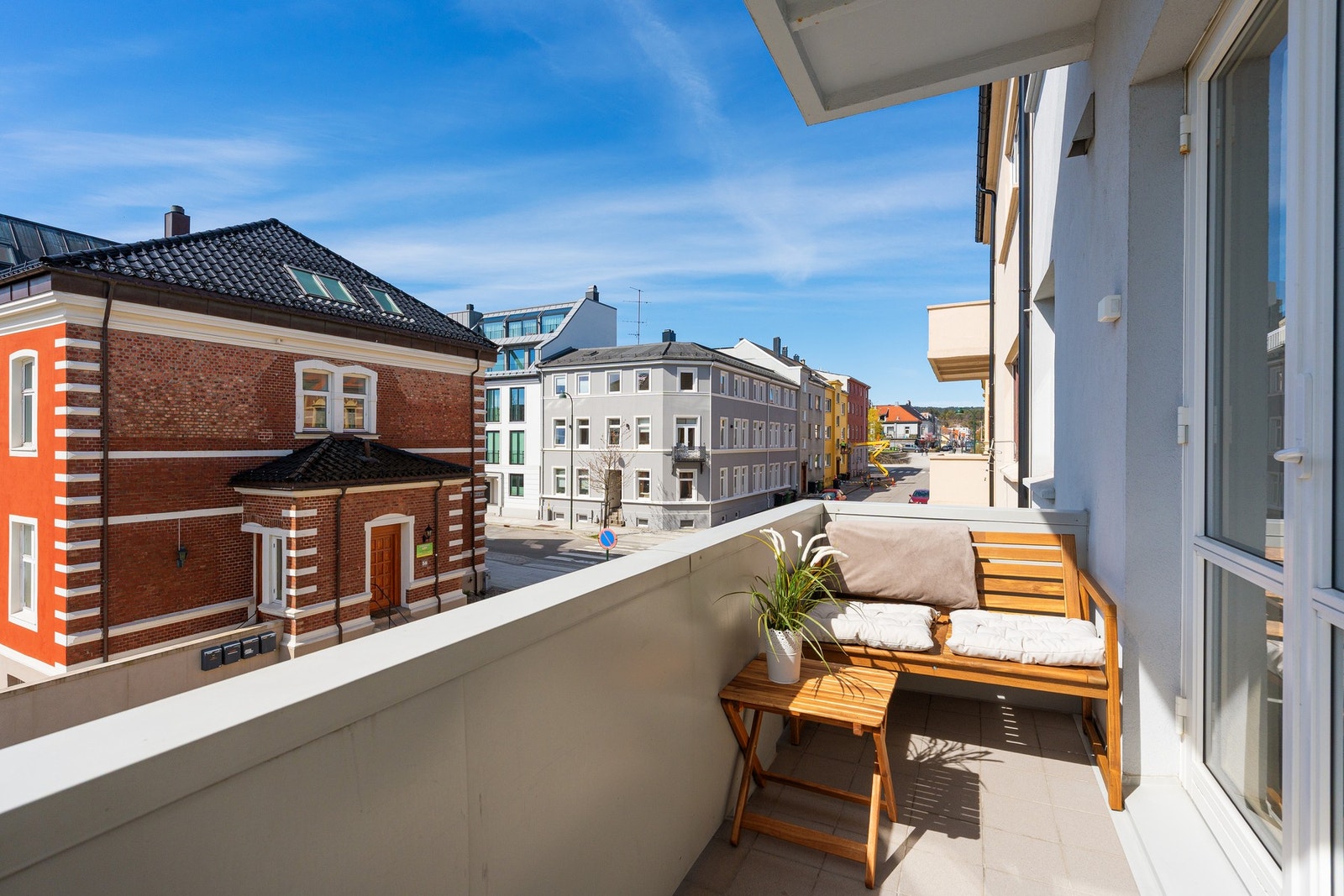 Balkongen ut fra stuen og utsikt oppover byen Galleribilde