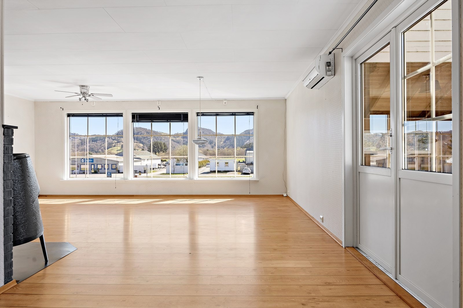 Store vindusflater gir rikelig med dagslys. Vinduene i stuen er av nyere dato med isolerglass. Galleribilde