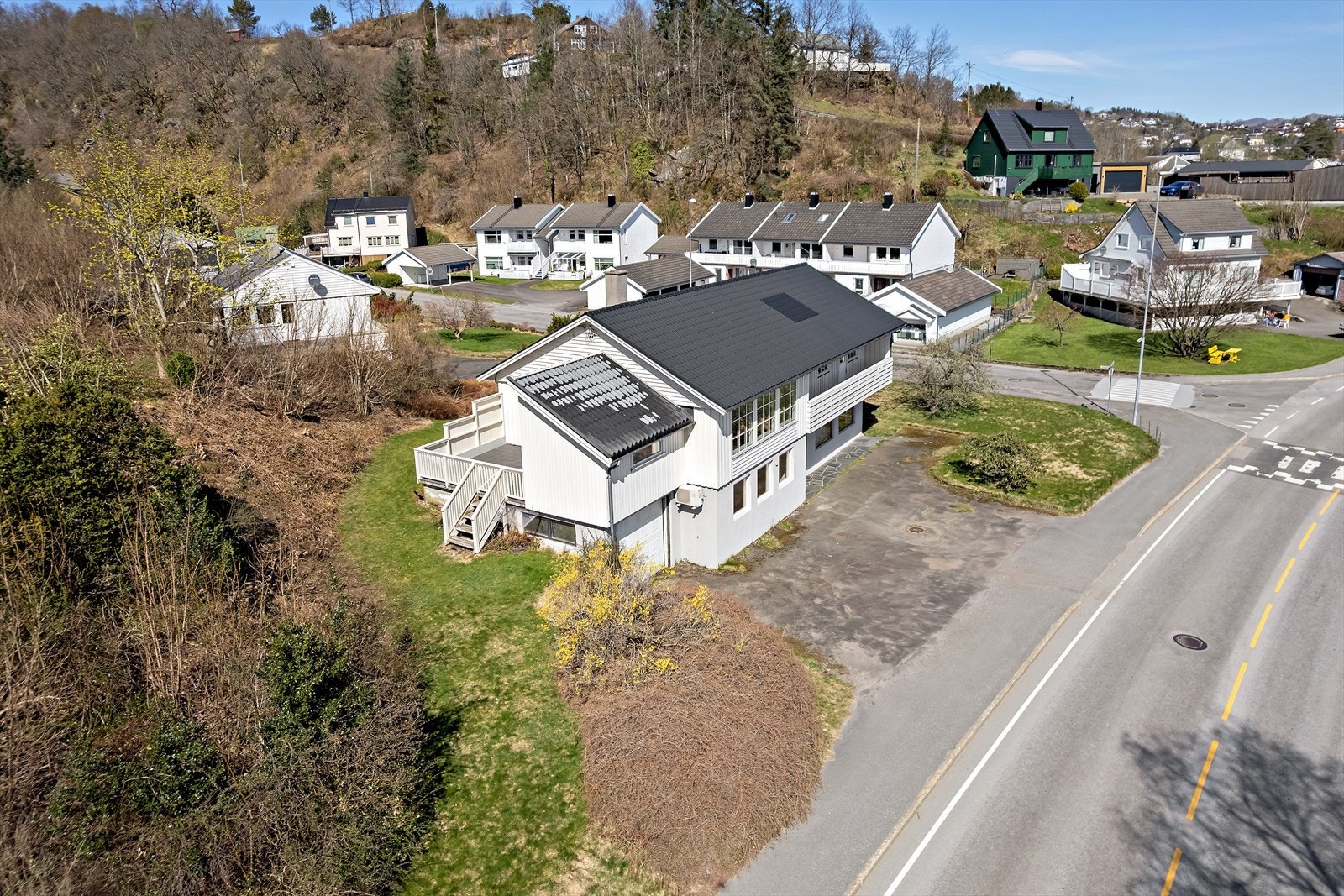 Enebolig fra 1971 med yttervegger i trekonstruksjon. Boligen er oppført over to plan med integrert garasje og har en opparbeidet hage. Galleribilde
