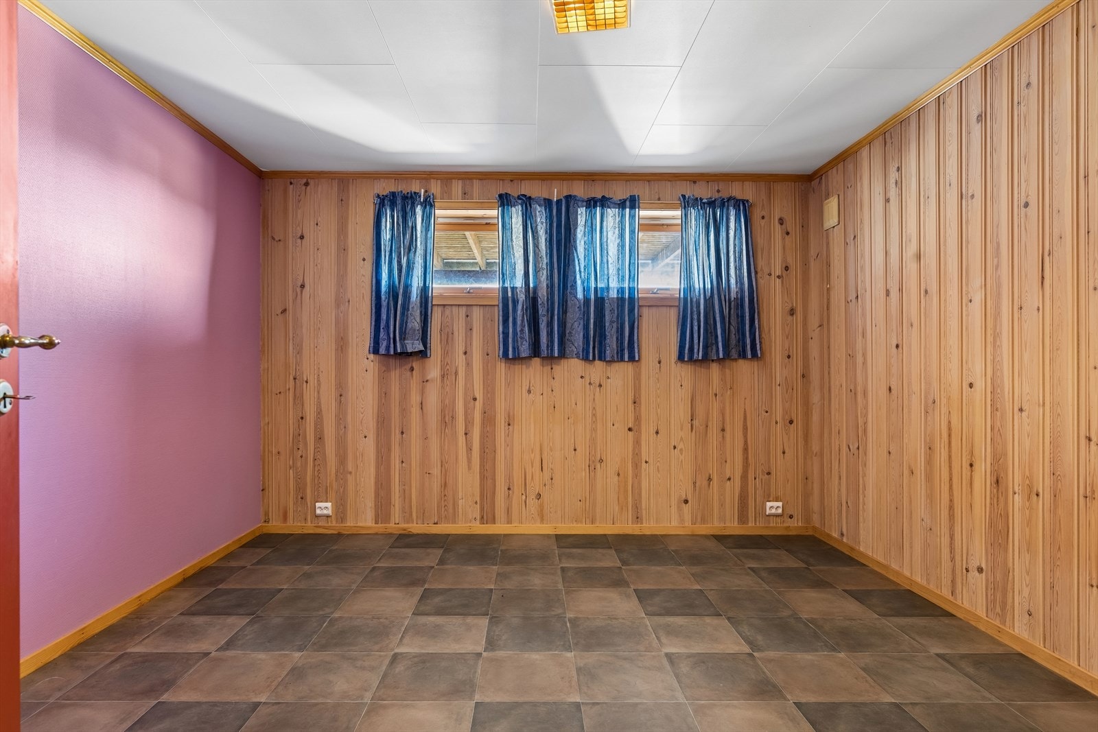 Et av de innredede rommene i kjelleretasjen. Vær oppmerksom på at enkelte vinduer i kjeller ikke tilfredsstiller krav til rømningsvei. Galleribilde