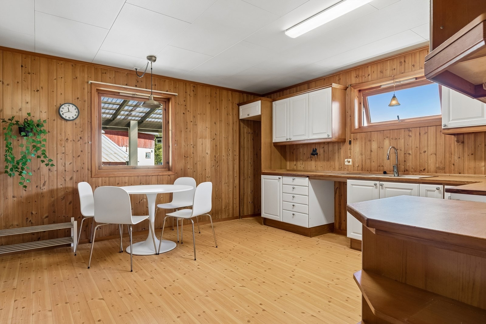 Innredningen har godt med skap- og benkeplass, og det er avsatt plass til komfyr, oppvaskmaskin og kjøleskap. Galleribilde