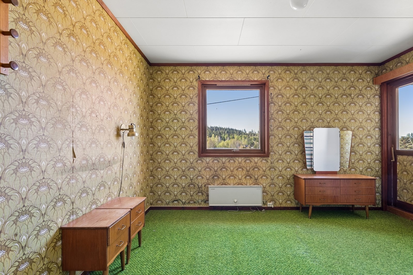 Rommet har plass til både seng og oppbevaringsmøbler. Galleribilde