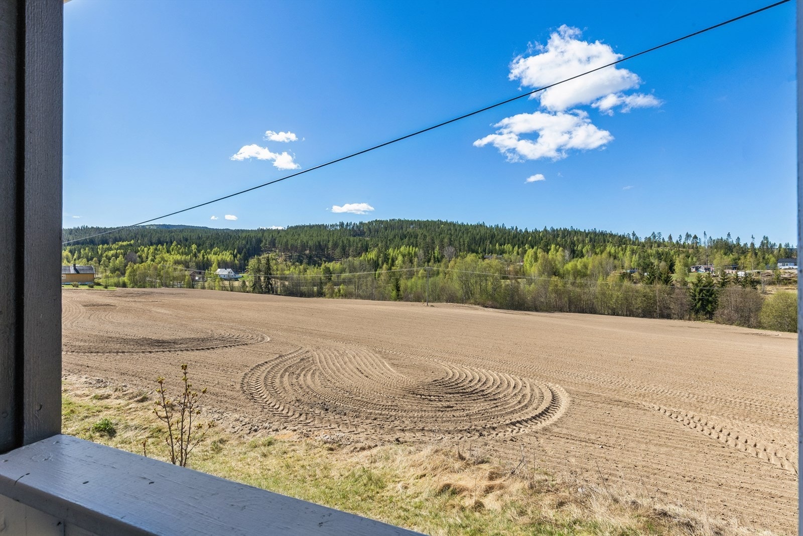 Utsikt over nærområdet og de omkringliggende jordene. Galleribilde