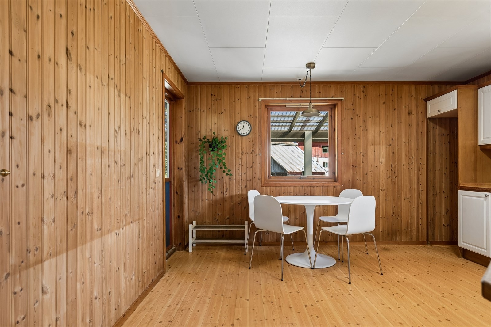 God plass til spisebord ved vinduet, med utgang til en overbygget, nordvendt terrasse. Galleribilde