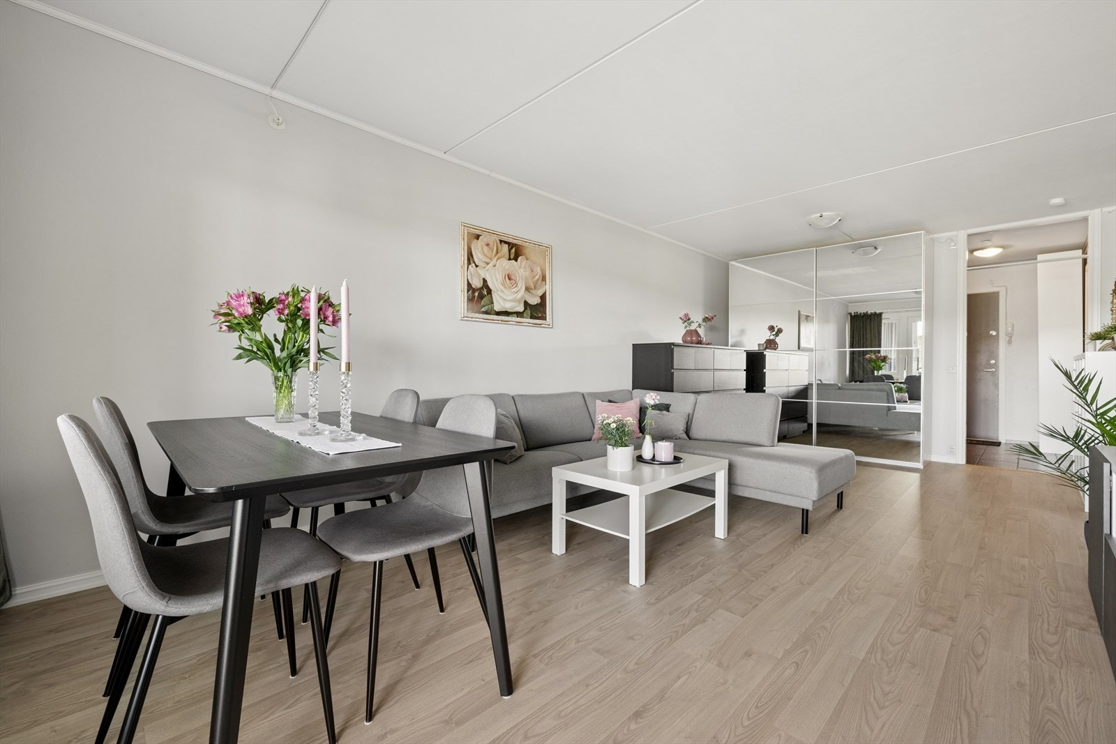 God plass til både sofagruppe og spisebord i stuen. Galleribilde