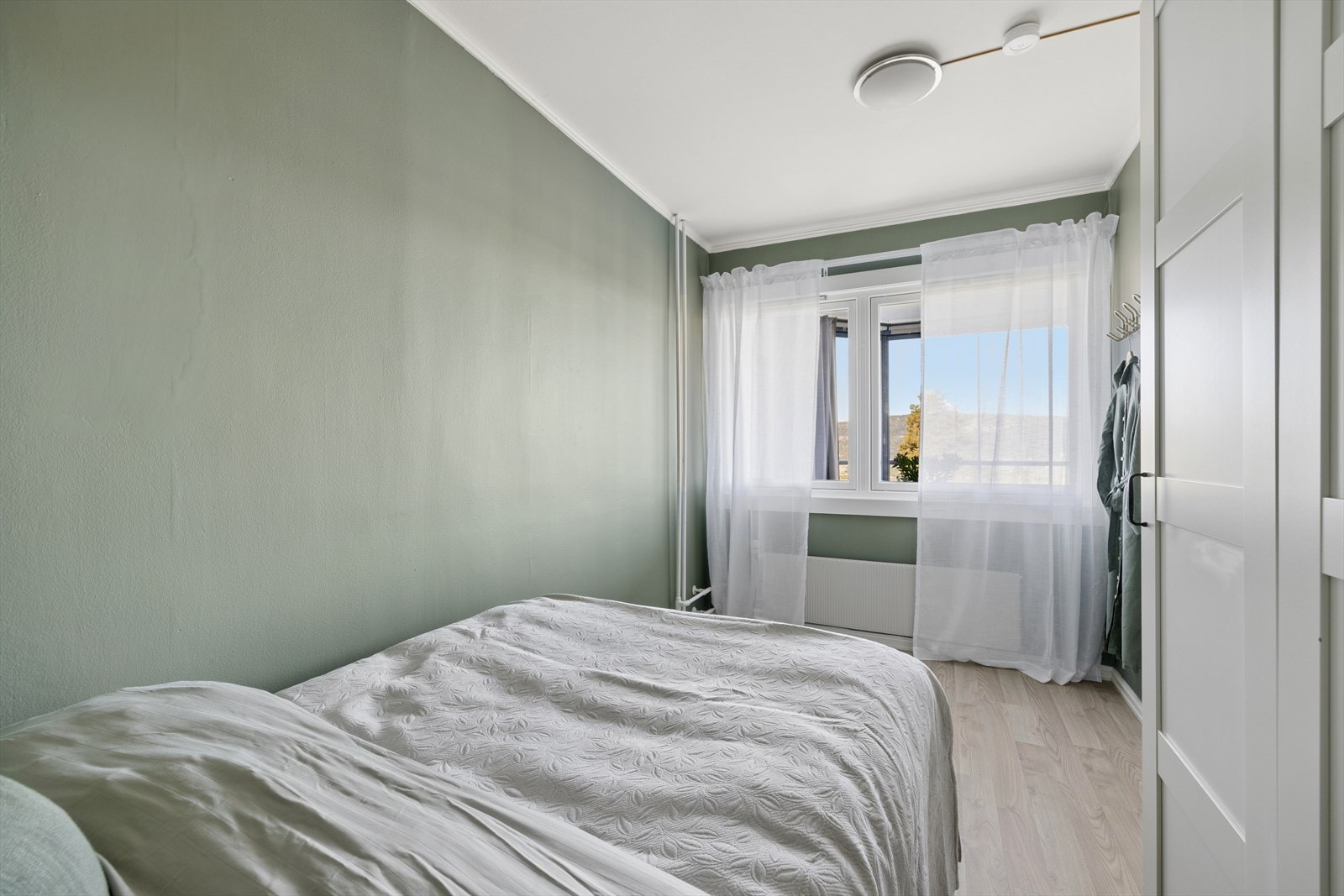 Soverommet har plass til dobbeltseng og garderobeskap, med oppvarming via radiator. Galleribilde